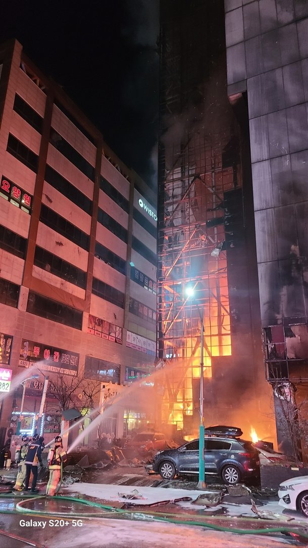 17일 오후 9시 2분쯤 인천시 남동구 논현동의 한 호텔에서 불이 나 소방대원들이 진화작업을 벌이고 있다. 인천소방본부 제공