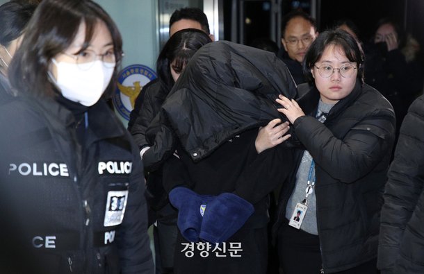 경복궁 담벼락에 스프레이 낙서를 하고 달아난 10대 용의자 두 명이 범행 사흘 만인 19일 경찰에 붙잡혀 서울 종로경찰서로 압송되고 있다. 권도현 기자