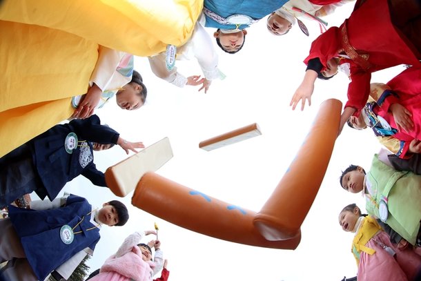 설 명절을 사흘 앞둔 지난 7일 서울 강남구 못골한옥어린이도서관에서 열린 서당에서 만나는 설날 전통놀이 행사에서 어린이들이 윷놀이를 하고 있다. 사진공동취재단