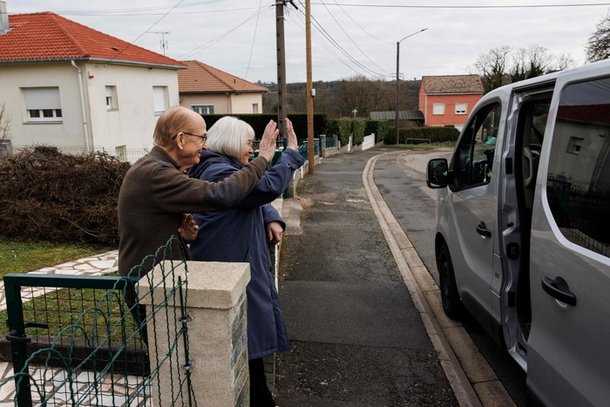 리디 이모프가 지난달 31일 벨기에 국경과 접한 프랑스 롱위 마을에서 안락사 권리 운동가 클라우데트피에레와 그의 남편과 인사하고 있다. AFP|연합뉴스