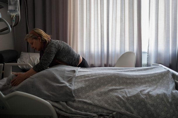 전 간호사이자 자원봉사자인 마리 조세 루소가 지난 1일 벨기에 브뤼셀의 한 병원에서 안락사로 숨진 리디 이모프를 담요로 덮고 있다. AFP|연합뉴스