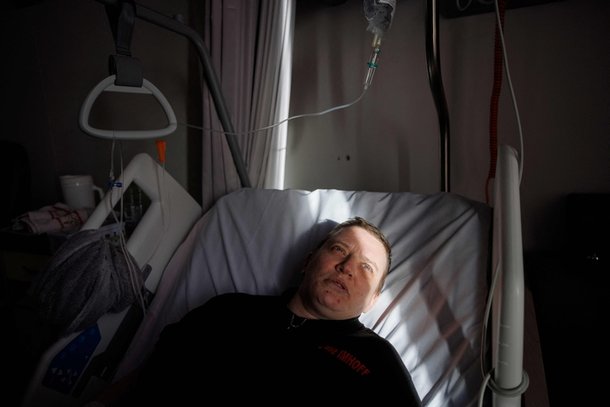 리디 이모프가 안락사 당일인 지난 1일 벨기에 브뤼셀의 한 병원 침대에 누워 안락사를 진행할 의사를 기다리고 있다. AFP|연합뉴스