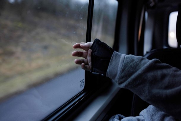 리디 이모프가 지난달 31일 벨기에 브뤼셀로 향하는 차 안에서 창에 손을 갖다 대고 있다. AFP|연합뉴스