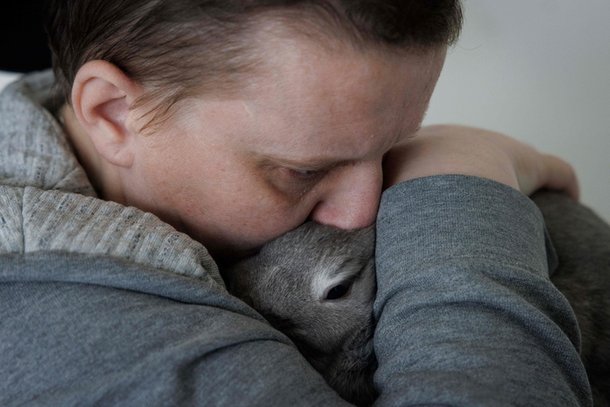 리디 이모프가 30일 프랑스 브장송의 집에서그녀의 반려동물인 토끼 ‘럭키’를 끌어안고 있다. 그녀는 안락사를 받기 위해 떠나면서 럭키를 이웃에게 맡겼다. AFP|연합뉴스