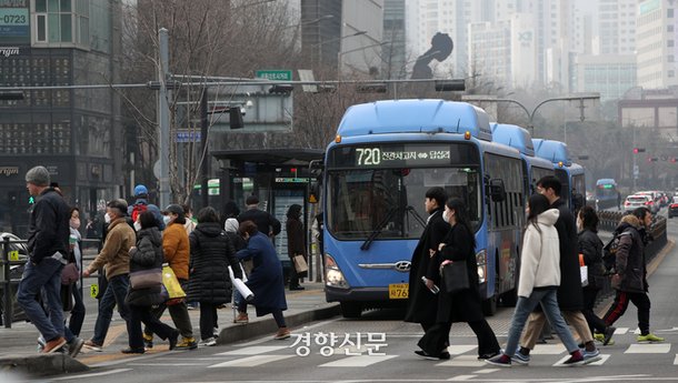 1월 물가를 끌어올린 전기·가스요금에 이어 택시와 버스·지하철 등 지방자치단체의 공공요금 인상 탓에 2월에도 5%대 고물가가 지속될 것으로 우려되는 가운데 시민들이 12일 서울 종로구 세종대로 사거리 버스정류장에서 버스에 탑승하고 있다 . 권도현 기자