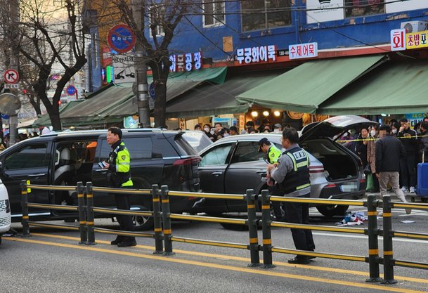 스포츠유틸리티차SUV 한 대가 29일 오후 5시쯤 서울 은평구 불광동 왕복 6차로 도로에서 차량 8대와 70대 보행자를 잇달아 들이받아 70대가 숨지고 13명이 다쳤다.  연합뉴스