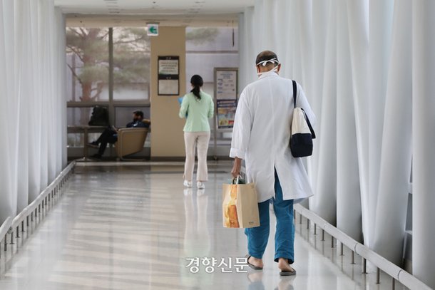 전공의 집단행동이 장기화하고 있는 가운데 지난달 28일 서울의 한 종합병원에서 간호사와 의사가 발걸음을 옮기고 있다. 한수빈 기자