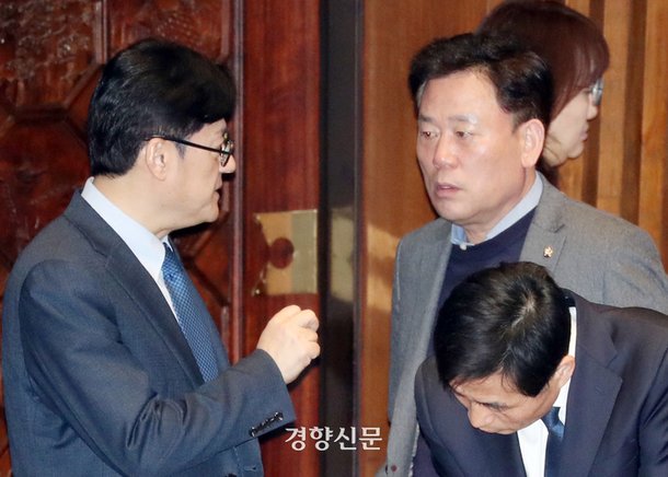 홍익표 더불어민주당 원내대표왼쪽가 지난달 29일 국회 본회의장에서 ‘현역 하위 20%’ 통보를 받은 송갑석 의원오른쪽과  대화하고 있다. 박민규 선임기자