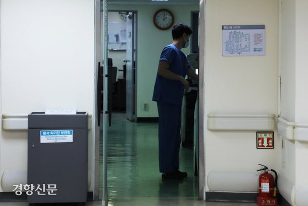 전공의들의 의료현장 이탈로 비상진료에 들어간 서울의 한 공공병원에서 12일 한 간호사가 업무를 보고 있다. 한수빈 기자