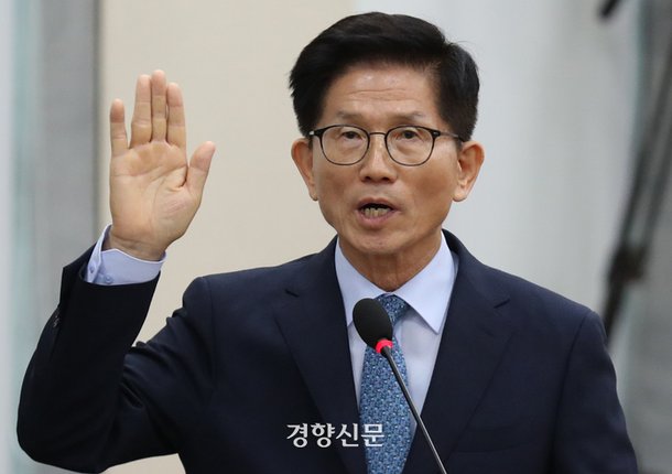 김문수 고용노동부장관 후보자가 8월26일 국회 환경노동위에서 열린 인사청문회에서 증인선서를 하고 있다. 박민규 선임기자