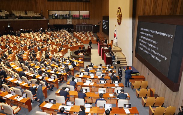 ‘26일 국회에서 열린 본회의에서 ’방송 4법‘방송법·방송문화진흥회법·한국교육방송공사법·방송통신위원회법 개정안과 ’전 국민 25만원 지원법‘민생회복지원금지급 특별조치법, ’노란봉투법‘노동조합 및 노동관계조정법 개정안 등의 법안 제의 건 재표결이 진행되고 있다. 연합뉴스