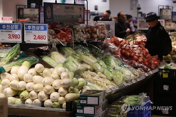 지난 24일 서울 시내 대형마트 채소판매대에서 시민들이 채소를 고르고 있다. 연합뉴스