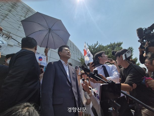 장동혁 국민의힘 대표가 16일 개표소 봉쇄 시위가 진행 중인 서울 송파구 올림픽공원 핸드볼경기장 앞에서 발언하고 있다. 김태욱 기자