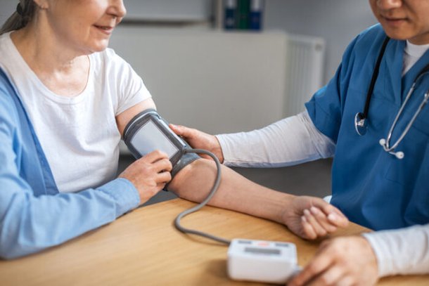 고혈압 환자에게 뒤따르는 심혈관질환을 예방하려면 목표혈압 이하로 혈압 수치를 관리해야 한다. [사진=게티이미지뱅크]