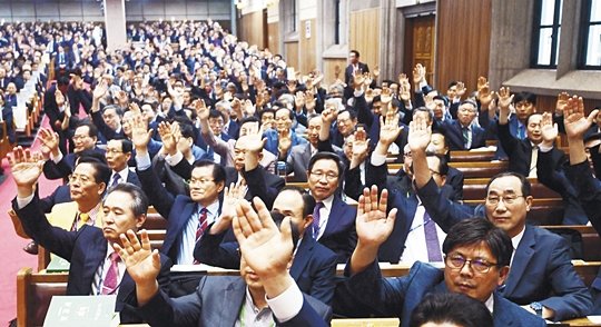 예장합동 제104회 총회에 참석한 총대들이 지난 24일 서울 충현교회에서 손을 들어 의사를 표하고 있다. 국민일보DB