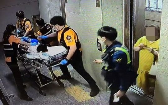 On the evening of the last day, when group A (9) was transferred to the hospital, mother B (far right).  Yonhap News TV