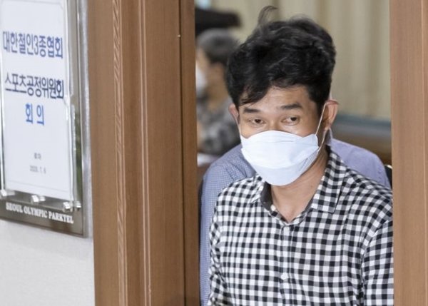 고(故) 최숙현 선수 사망 사건의 가해자로 지목된 김규봉 경주시청 트라이애슬론팀 감독이 지난 6일 서울 송파구 올림픽파크텔에서 열린 대한철인3종협회 스포츠공정위원회에 참석하고 있다. 연합뉴스