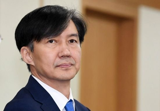 조국 당시 법무부 장관이 지난해 9월 30일 정부과천청사에서 열린 제2기 법무·검찰 개혁위원회 발족식에서 생각에 잠겨 있다. 국민일보 DB
