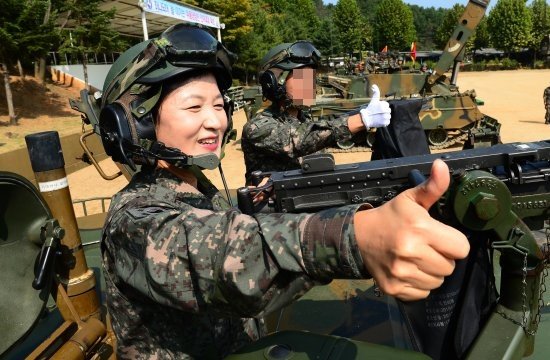추미애 더불어민주당 대표가 2017년 9월 26일 오후 경기도 고양시 일산 동구 성석동의 9사단 전차대대를 방문해 K-1 전차에 탑승, 포즈를 취하고 있다. 뉴시스