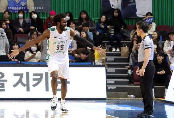 지난 2월 프로농구 삼성 썬더스와 원주 DB와의 경기에서 DB 소속으로 뛰던 오누아쿠가 심판에 항의하고 있다. 한국프로농구연맹 제공