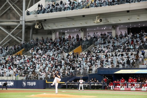 9일 오후 서울 구로구 고척스카이돔에서 열린 '2020 신한은행 SOL KBO 포스트시즌' 플레이오프 1차전 두산베어스 대 kt위즈의 경기를 찾은 관람객들이 응원하고 있다. 뉴시스