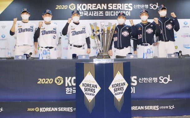 16일 오후 서울 구로구 고척스카이돔에서 열린 2020 프로야구 포스트시즌 한국시리즈(KS) 미디어데이에서 두산 베어스와 NC 다이노스 양팀 감독과 선수들이 우승 트로피와 함께 기념촬영을 하고 있다.<br /></div>왼쪽부터 NC 다이노스 2루수 박민우, 포수 양의지, 이동욱 감독, 두산 베어스 김태형 감독, 포수 박세혁, 투수 이영하. 연합