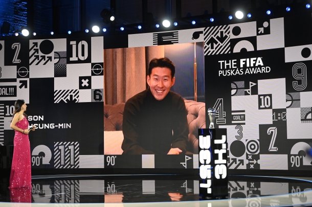 17일(현지시간) 스위스 취리히에서 온라인 방식으로 진행된 국제축구연맹(FIFA) '더 베스트 FIFA 풋볼 어워즈 2020' 시상식에서 사회자가 한국의 축구 스타 손흥민과 비대면 화상 방식으로 대화하고 있다. 로이터 연합