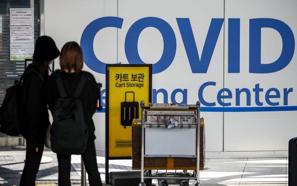 인천국제공항 제1터미널 코로나19 검사센터에서 지난 3월 29일 여행객들이 검사를 받기 위해 대기하고 있다. 뉴시스