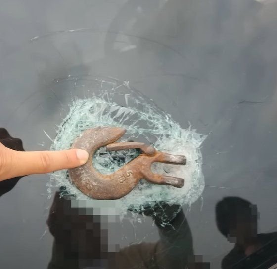 경기 파주시 문산읍 한 도로에서 갑자기 날아온 철제 조각에 의해 파손된 차량. 유튜브 한문철TV 영상 캡처