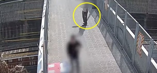 한 남성이 주말 오후 30㎝가 넘는 망치를 들고 시민 옆을 서성거리고 있다. 인천경찰청 유튜브 영상 캡처