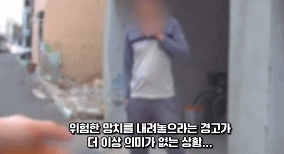 경찰이 남성에게 망치를 내려놓으라고 말하고 있다. 인천경찰청 유튜브 영상 캡처