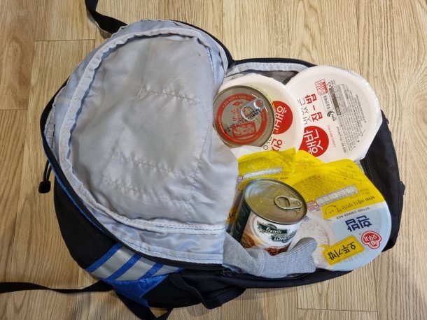 31일 한 서울시민이 챙겼다는 생존가방. 가방 안에는 햇반과 참치캔 등이 들어있다. 커뮤니티 캡처