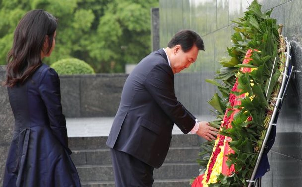 윤석열 대통령이 23일현지시간 수도 하노이의 호찌민 묘소에 헌화하고 있다. 연합뉴스