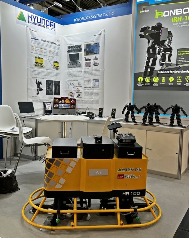 현대엔지니어링이 개발한 AI 미장로봇이 2023 독일 뮌헨 자동화 전시회에 전시된 모습. 현대엔지니어링 제공