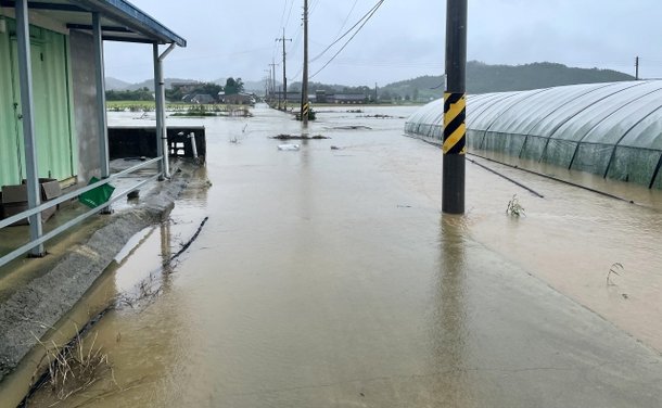 16일 전남 해남군 화원면 신용마을회관 주변 농경지 일대가 물에 잠겨 있다. 뉴시스