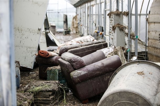 17일 충남 청양군 청남면 인양리 인근 논에 폭우로 침수된 비닐하우스 내부가 흙으로 덮여있다. 뉴시스