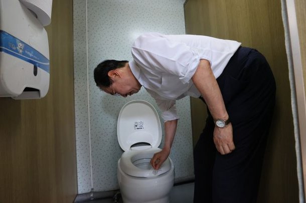 한덕수 국무총리가 지난 4일 오후 전북 부안군에서 열리고 있는 2023 새만금 세계스카우트잼버리 대회장을 찾아 화장실을 점검하고 있다. 연합뉴스