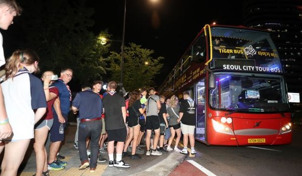 2023 새만금 세계 스카우트 잼버리에서 조기 퇴영한 영국 스카우트 대원들이 6일 밤 서울 시티투어버스 광화문 정류장에 모여 탑승을 기다리고 있다. 연합뉴스