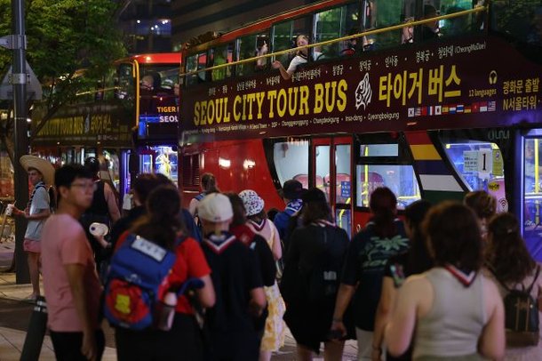 2023 새만금 세계 스카우트 잼버리에서 조기 퇴영한 영국 스카우트 대원들이 6일 밤 서울 시티투어버스 광화문 정류장에 모여 탑승을 기다리고 있다. 연합뉴스