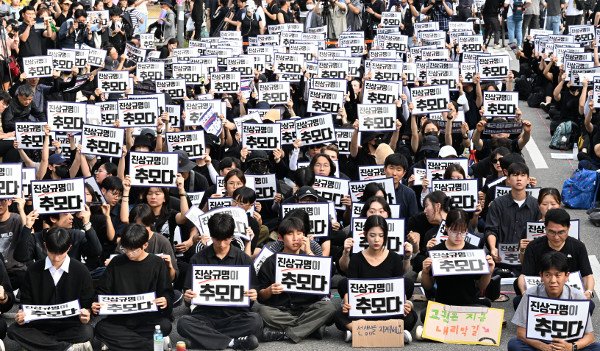 전국 교사들이 ‘공교육 멈춤의 날’로 지정한 4일 서울 영등포구 여의도 국회 앞에 모인 교사들이 숨진 서이초 교사를 추모하고 있다. 권현구 기자<br /></div>