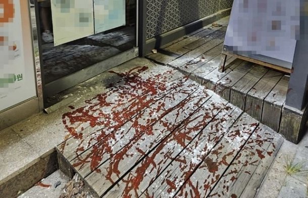 케첩 등 음식물 테러를 당한 대전 교사 가해자로 지목되는 학부모 사업장 앞. 온라인커뮤니티 캡처
