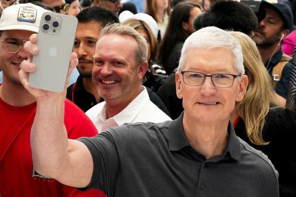아이폰 가격 인상 없었다…애플 주가는 2% 가량 하락