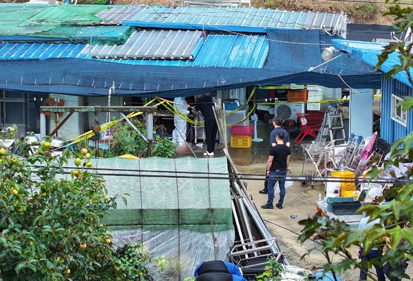 전남경찰이 지난 16일 오전 영암군 영암읍 한 주택의 일가족 사망 사건 현장에서 감식을 진행하고 있다. 연합뉴스