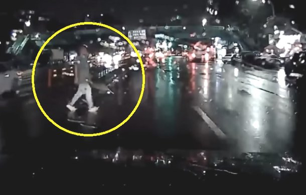 지난 8월 10일 밤 10시쯤 경기도 성남시의 왕복 12차로 도로에서 발생한 무단횡단자 추돌 사고. 유튜브 채널 한문철 TV 영상 캡처