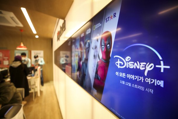 서울 종로구 KT플라자에 디즈니플러스디즈니 관련 광고 영상이 나오는 모습. 뉴시스
