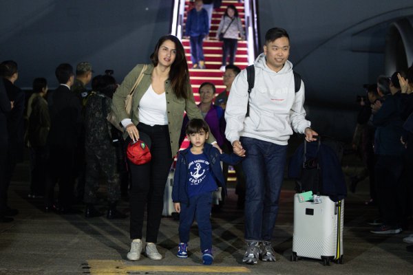 이스라엘에서 한국인 163명과 일본인 51명타 국적 배우자 포함, 싱가포르인 6명을 태운 한국 공군 수송기가 14일 밤 경기도 성남 서울공항에 도착한 뒤 탑승객들이 수송기에서 내리고 있다. 사진공동취재단