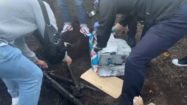 피의자 가족 소유의 과수원에 묻혀 있던 단속카메라 등 피해품이 발견된 모습. 서귀포경찰서 제공<br /></div><br />