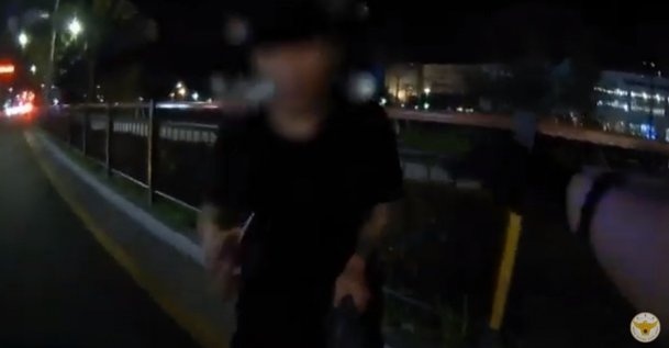 마약에 취한 채 경기도 남양주 한 도로에서 신고를 받고 출동한 경찰관과 대치 중인 남성. 경찰청 유튜브 채널 캡처