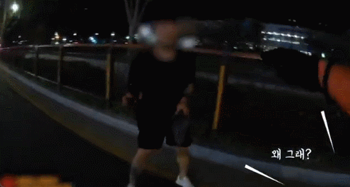 한 남성이 경기도 남양주 한 도로에서 신고를 받고 출동한 경찰관과 대치하는 모습. 경찰청 유튜브 채널 캡처