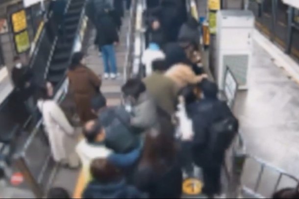 지난 4일 서울 지하철 3호선 경복궁역에서 에스컬레이터 역주행 사고가 발생했다. SBS 보도화면 캡처